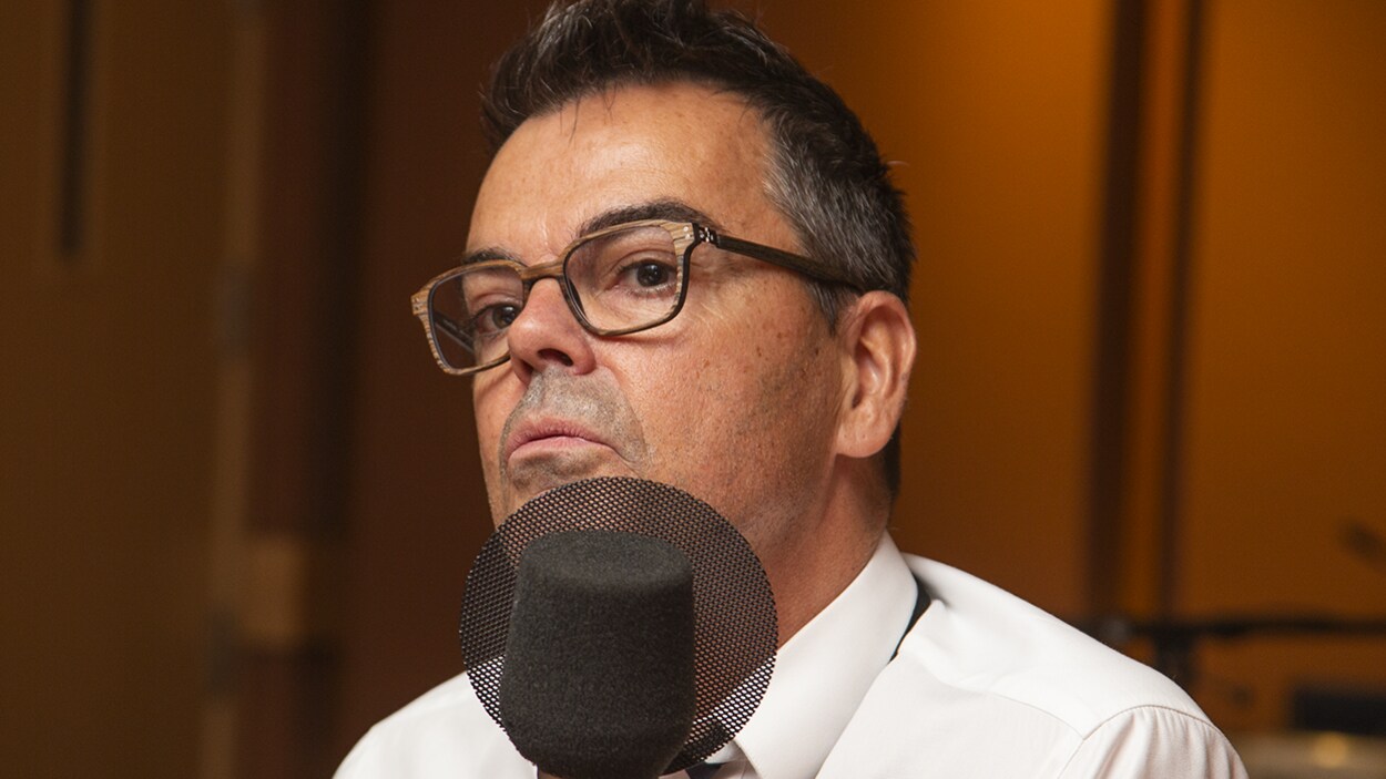 Denis Dubois au micro de Radio-Canada.