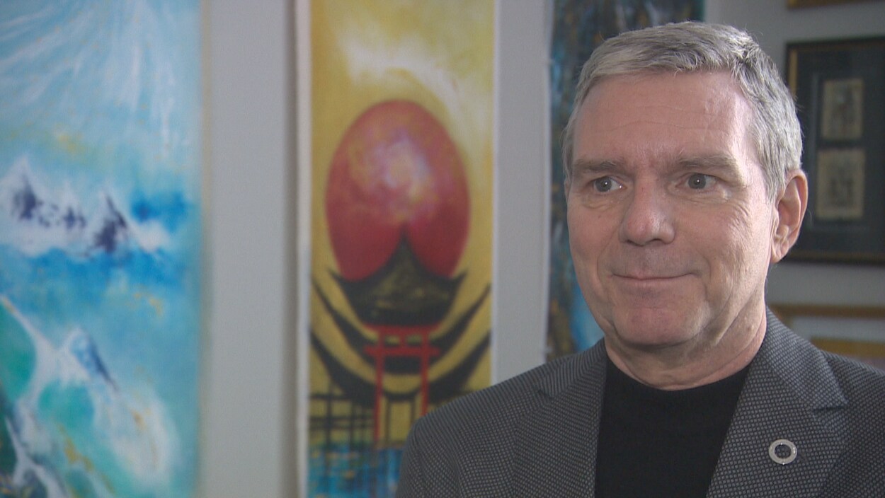 Un homme, Denis Gagnon, dans son bureau.