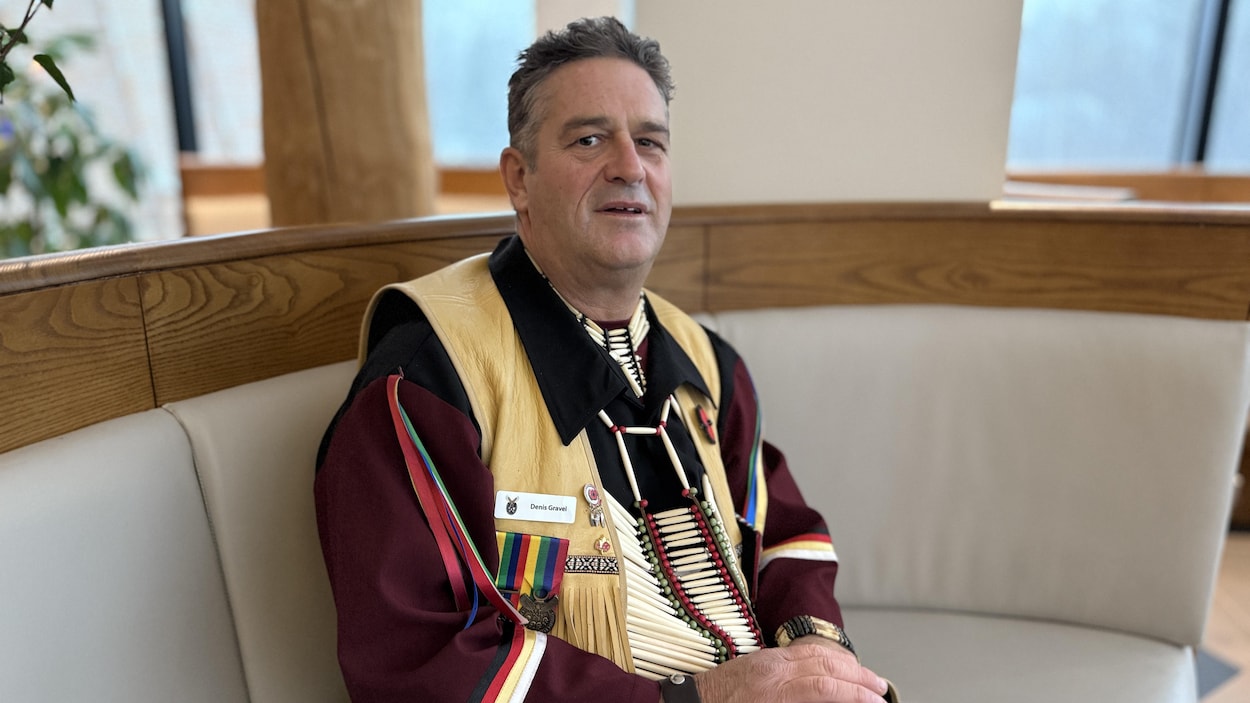 Ces hommes qui veillent sur le feu sacré au pow-wow de Wendake