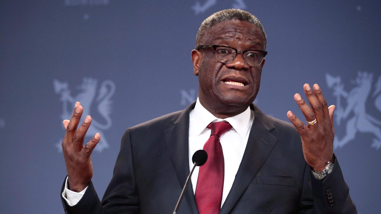 Plan moyen du Dr Mukwege derrière un micro.