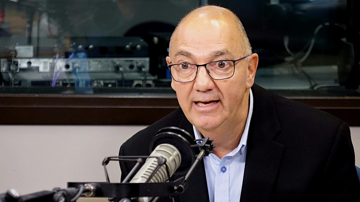 Denis Tassé au microphone de Radio-Canada Denis Tassé au microphone de Radio-Canada