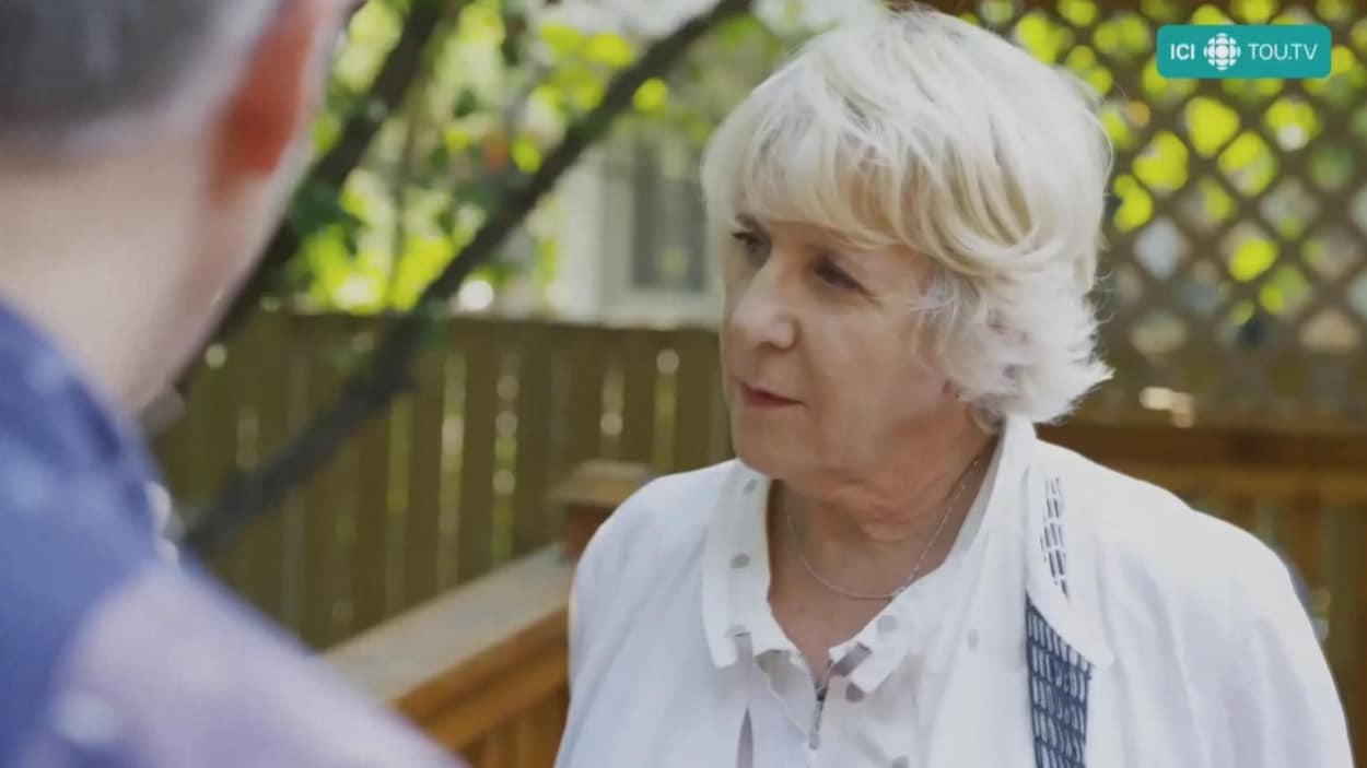 Denise Bombardier écoute une personne qui répond à une de ses questions dans son documentaire « Denise au pays des francos ».