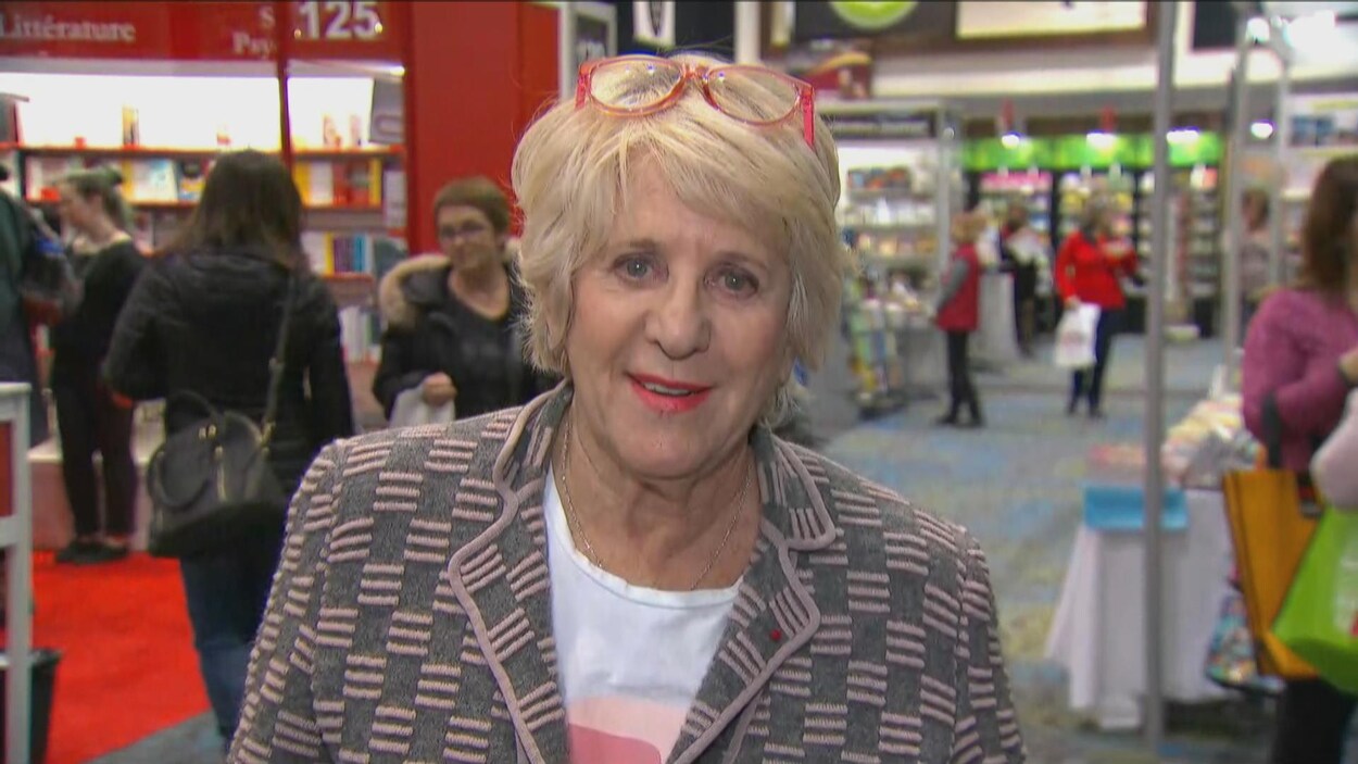 Denis Bombardier regarde la caméra.