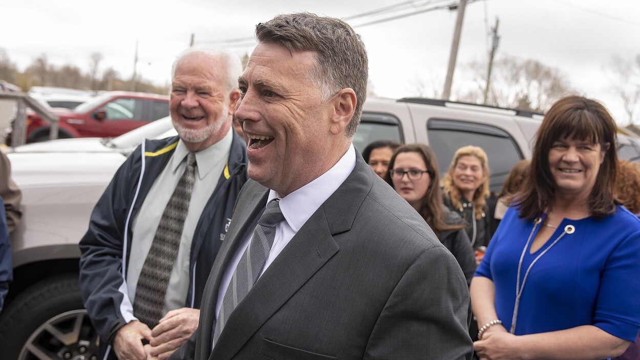 Le premier ministre élu Dennis King tout sourire à Georgetown.