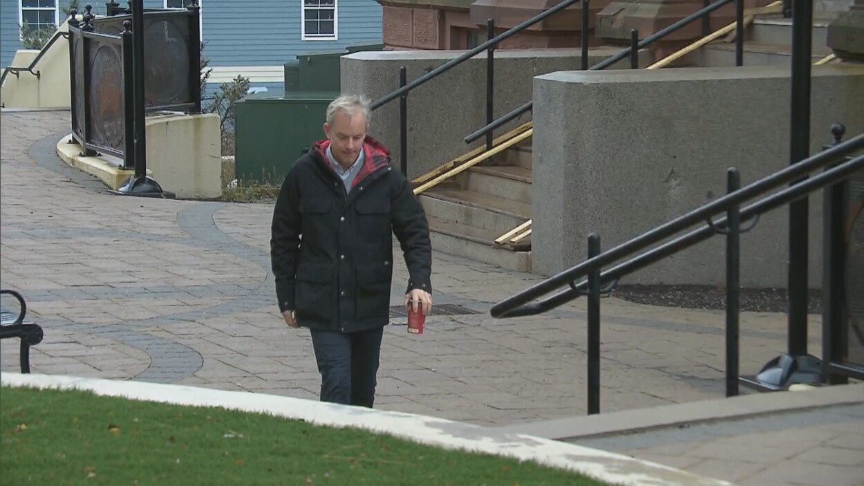 Dennis Oland grimpe les marches menant au palais de justice de Saint-Jean. Dennis Oland grimpe les marches menant au palais de justice de Saint-Jean.