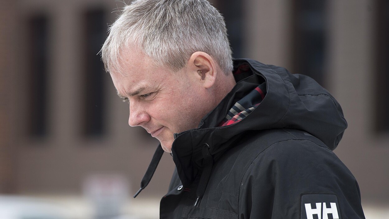 Dennis Oland photographié aux abords du palais de justice de Saint-Jean.