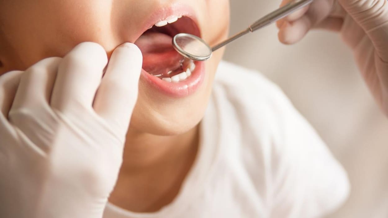 Fluorure dans l’eau potable : un poste de dentiste-hygiéniste en chef demandé