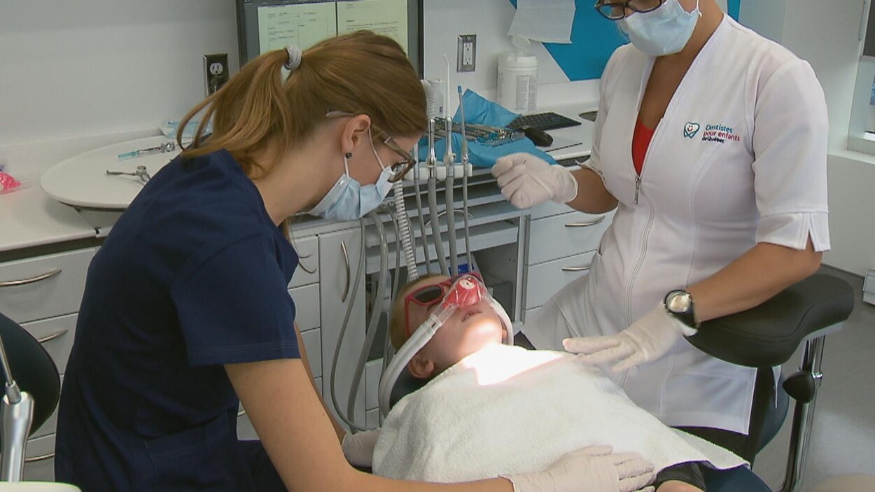 Un enfant chez le dentiste.