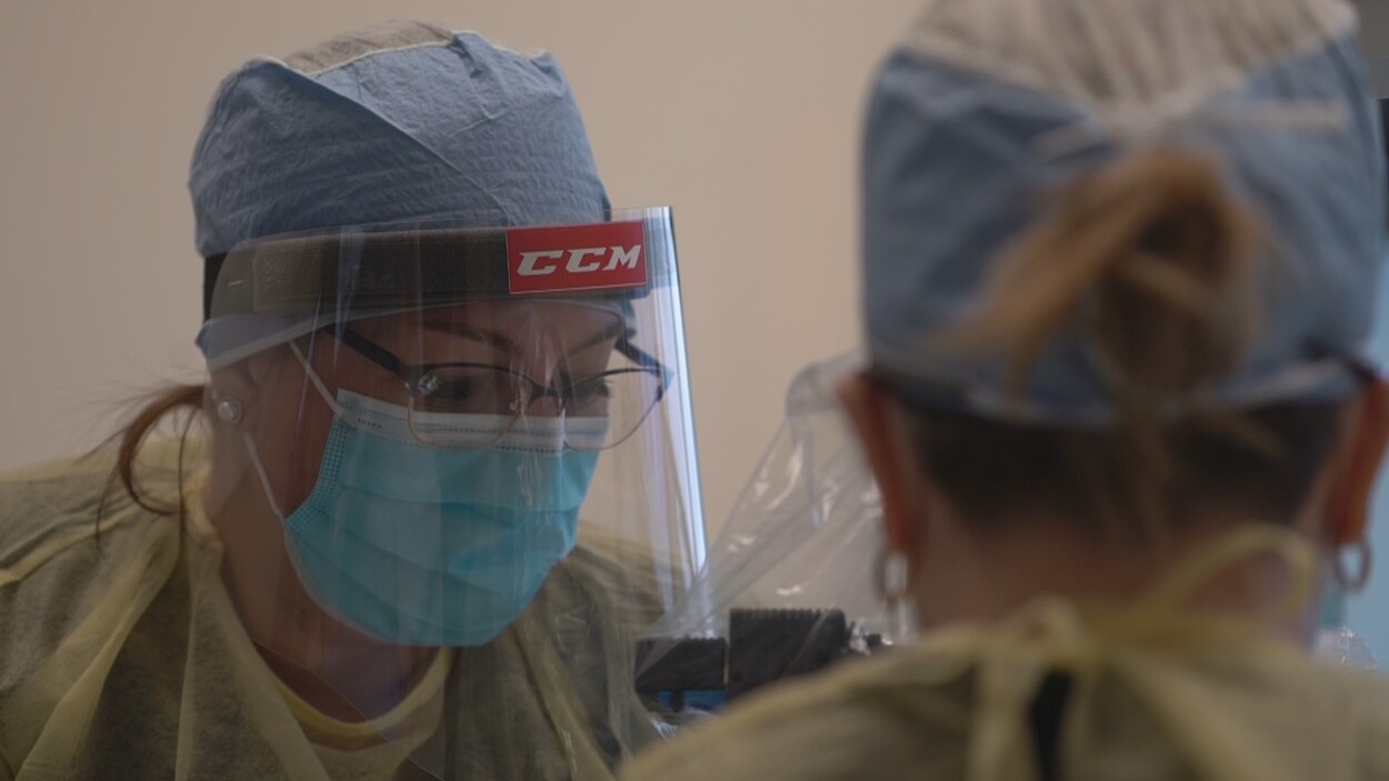 Une hygiéniste porte une visière de la marque CCM.