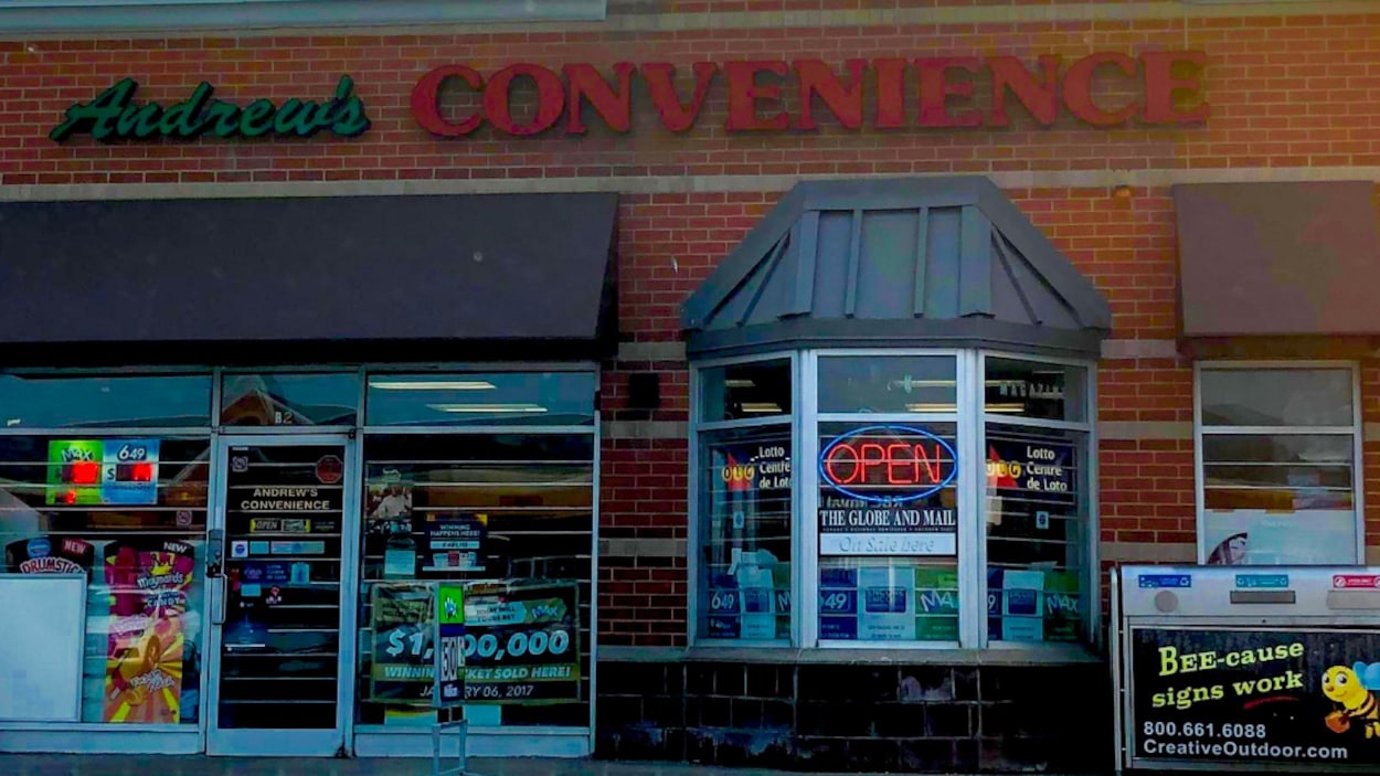 Photo de la façade en briques d'un commerce avec l'enseigne « Andrew's Convenience ».