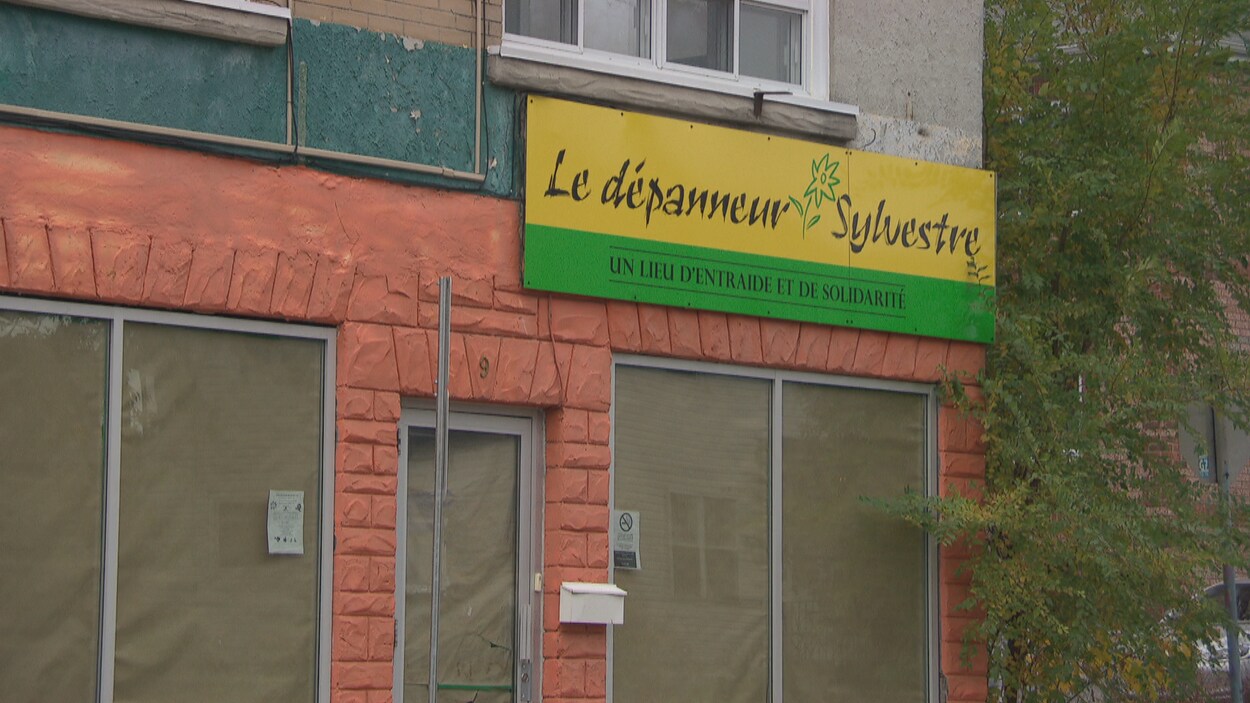 L'extérieur du bâtiment où logeait le Dépanneur Sylvestre, avant sa fermeture.
