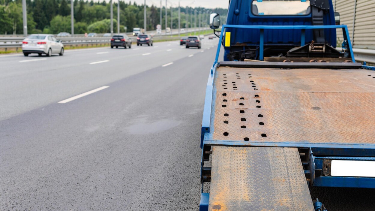 Une dépanneuse sur une autoroute.