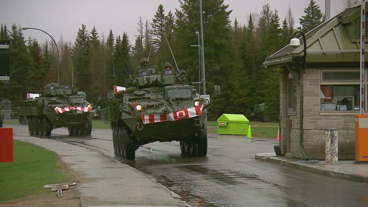 Des militaires quittent la base de Valcartier à bord de véhicules blindés.
