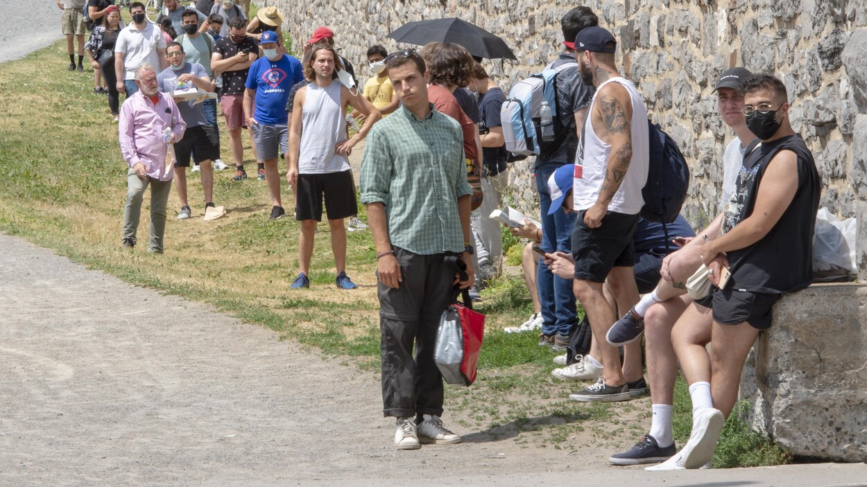 Des gens en file dehors.
