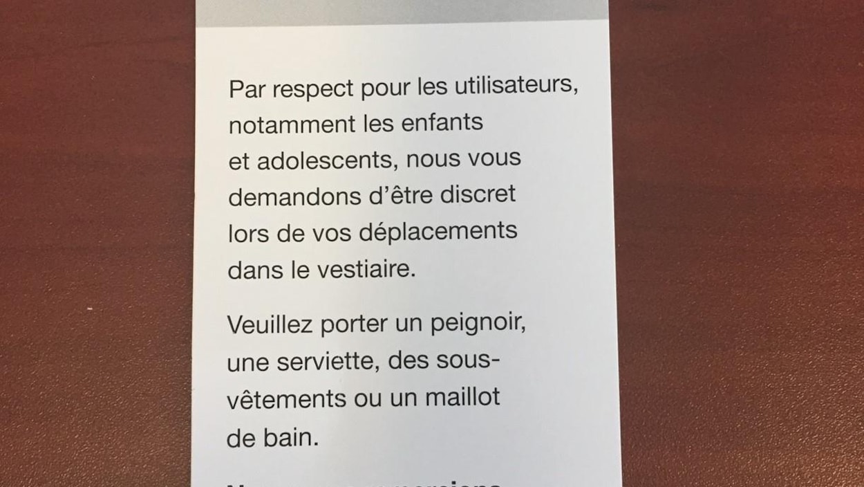 Un dépliant qui explique la politique d'interdiction de la nudité aux vestiaire de la piscine Sylvie Bernier à Québec.