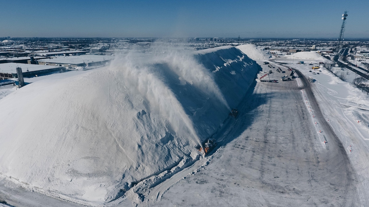 La neige accumulée dépasse de plusieurs fois la hauteur des souffleuses. La neige accumulée dépasse de plusieurs fois la hauteur des souffleuses.