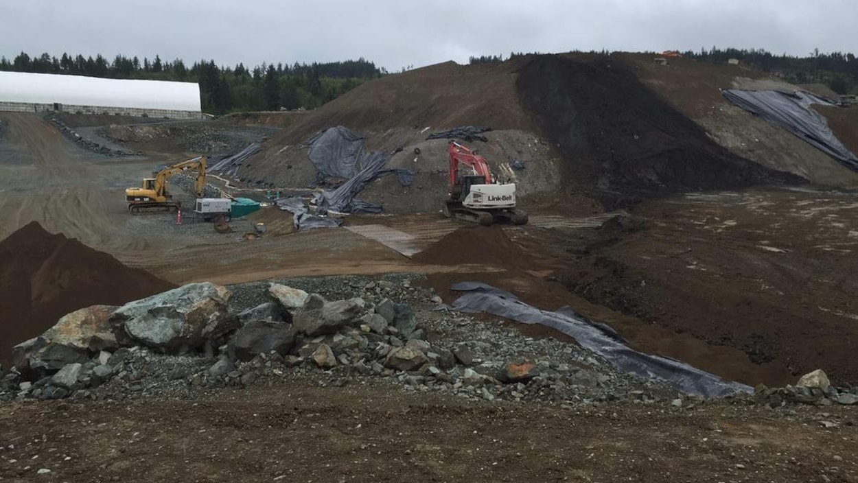 Des engins de chantier travaillent dans un dépôt de sol, près de Shawnigan Lake, sur l'île de Vancouver.