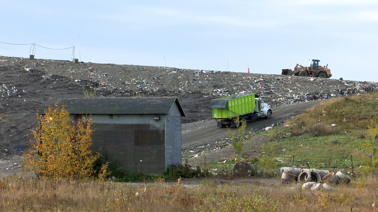 Des compagnies privées s'occuperont de l'exploitation, de l'entretien général et de l'opération de la balance pour camion au lieu d'enfouissement technique de Rivière-du-Loup jusqu'en octobre 2023. Des compagnies privées s'occuperont de l'exploitation, de l'entretien général et de l'opération de la balance pour camion au lieu d'enfouissement technique de Rivière-du-Loup jusqu'en octobre 2023.