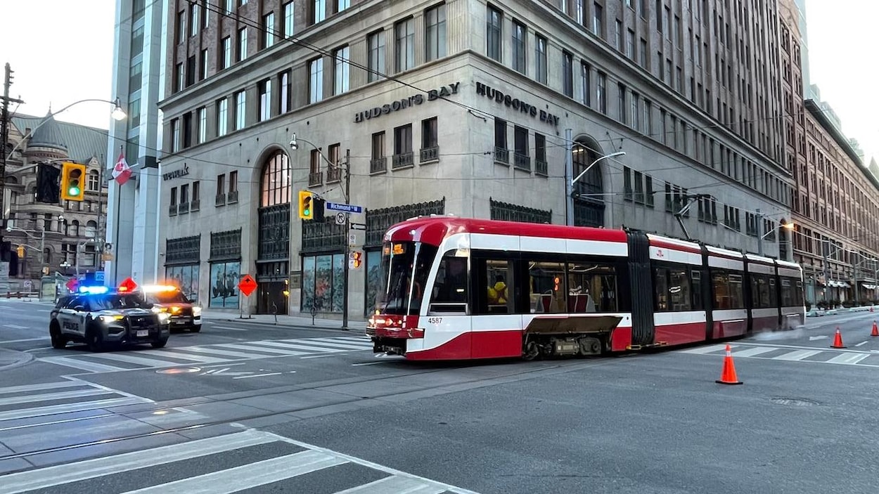 Un tramway déraille « complètement » après une collision au centre-ville de Toronto