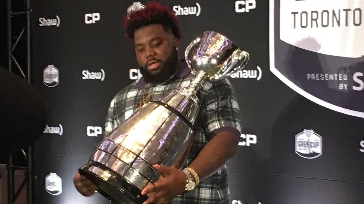 Derek Dennis pose avec la coupe Grey. Derek Dennis pose avec la coupe Grey.