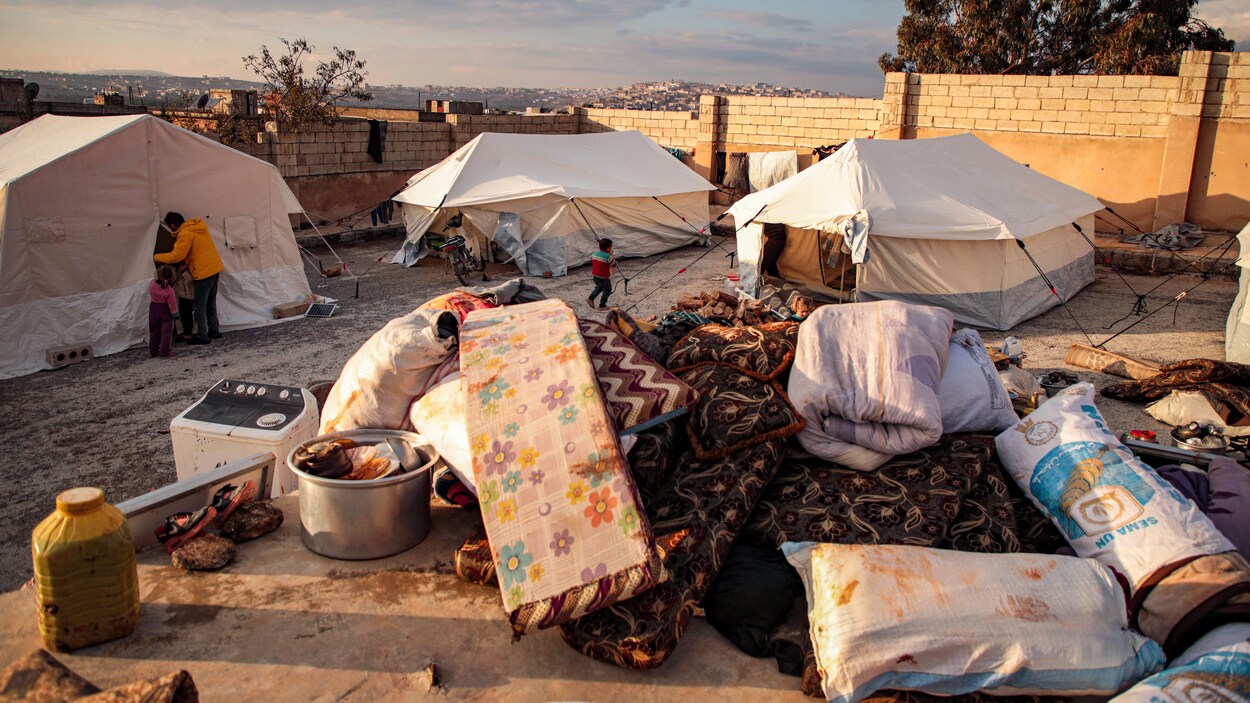 Des tentes montées et des matelas amassés