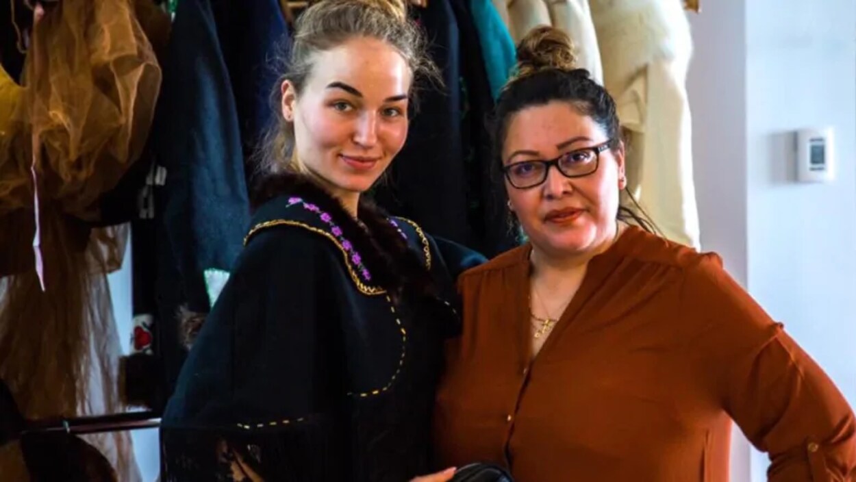 Le designer Tishna Marlowe et la modèle Anna Pri prennent la pose pour la photo.