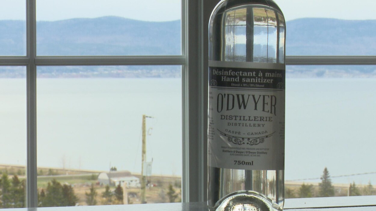 Une bouteille de désinfectant posée sur le bord d'une fenêtre.