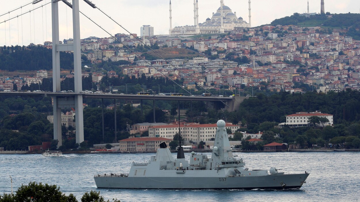 Le destroyer britannique HMS Duncan, dans le détroit du Bosphore.