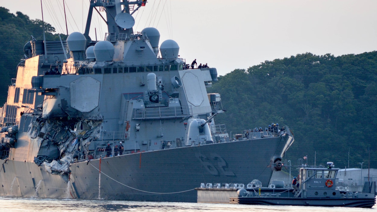 Le destroyer USS Fitzgerald a subi des dommages importants dans la collision. Le destroyer USS Fitzgerald a subi des dommages importants dans la collision.
