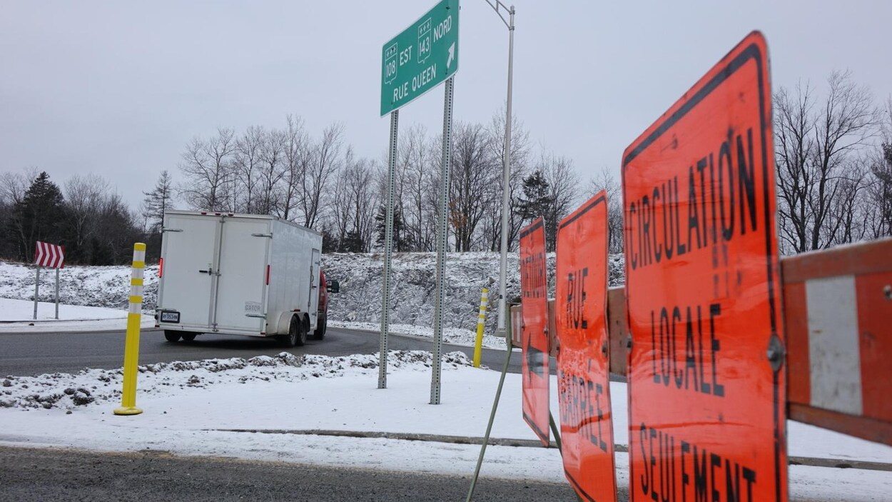 Une barrière indique un détour à l'embranchement pour la rue Queen.