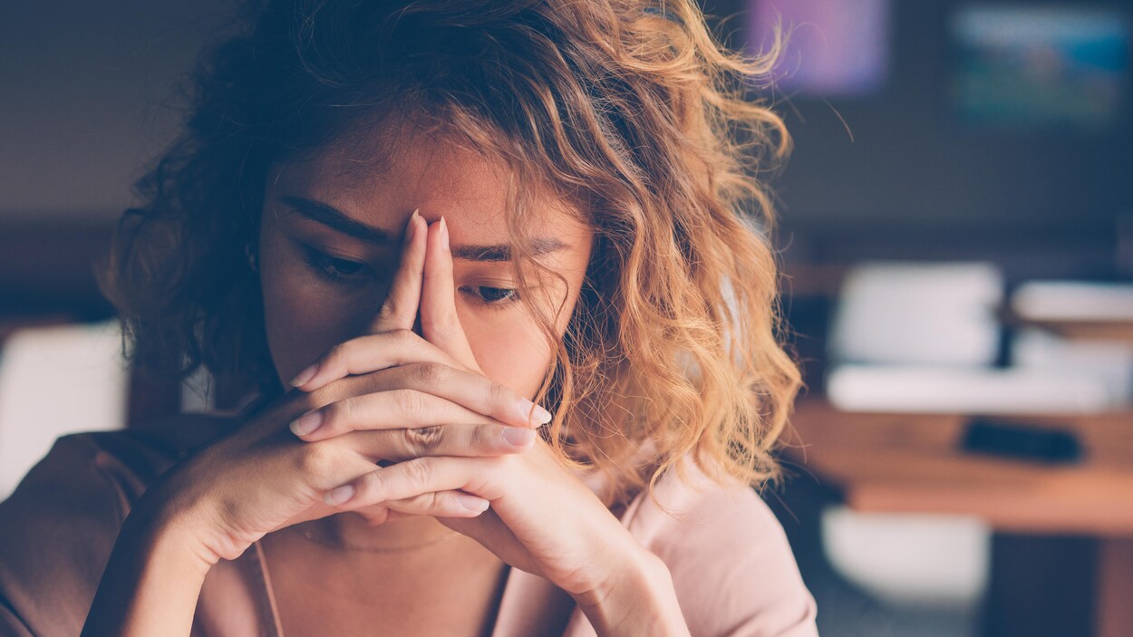 Gros plan d'une jeune femme triste.