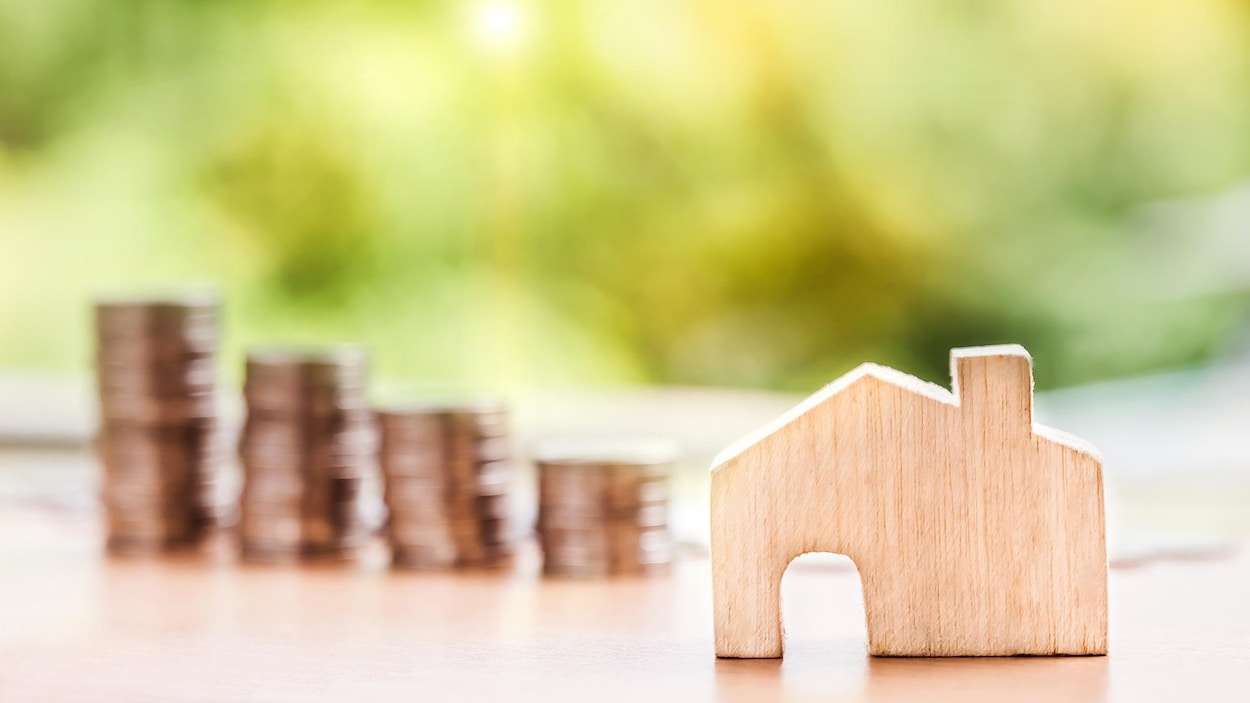 Une maison en bois avec des pièces de monnaie Une maison en bois avec des pièces de monnaie