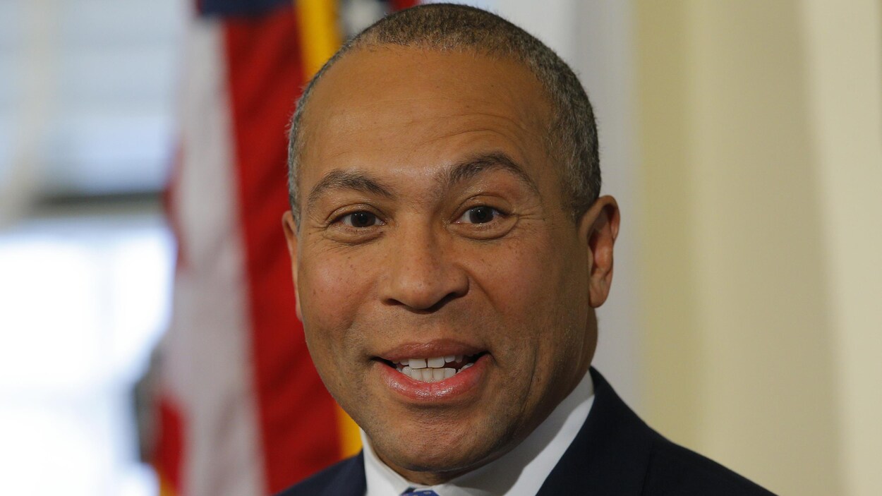 Deval Patrick, souriant, regardant devant lui.