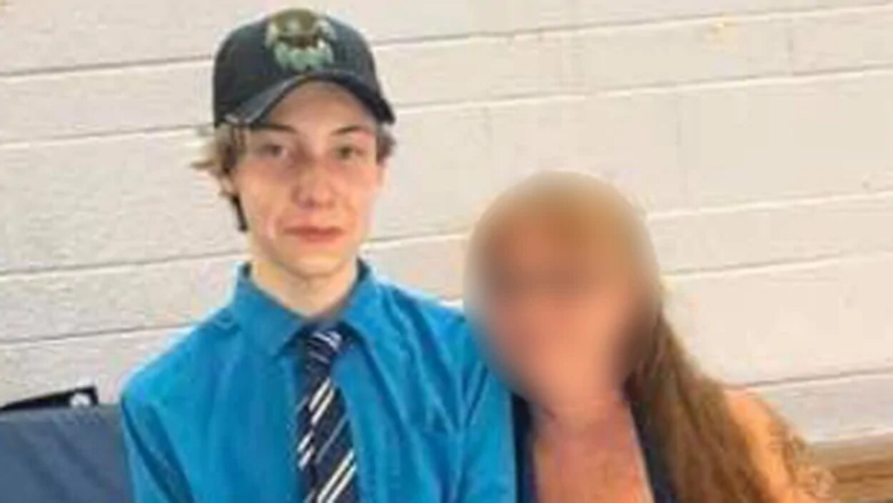 Devan Bracci-Selvey portant une casquette, une chemise bleue et une cravate