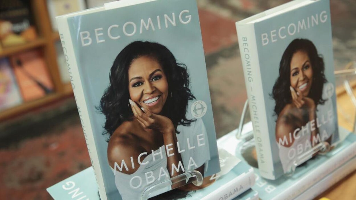 Deux autobiographies de Michelle Obama sont disposées dans une librairie.