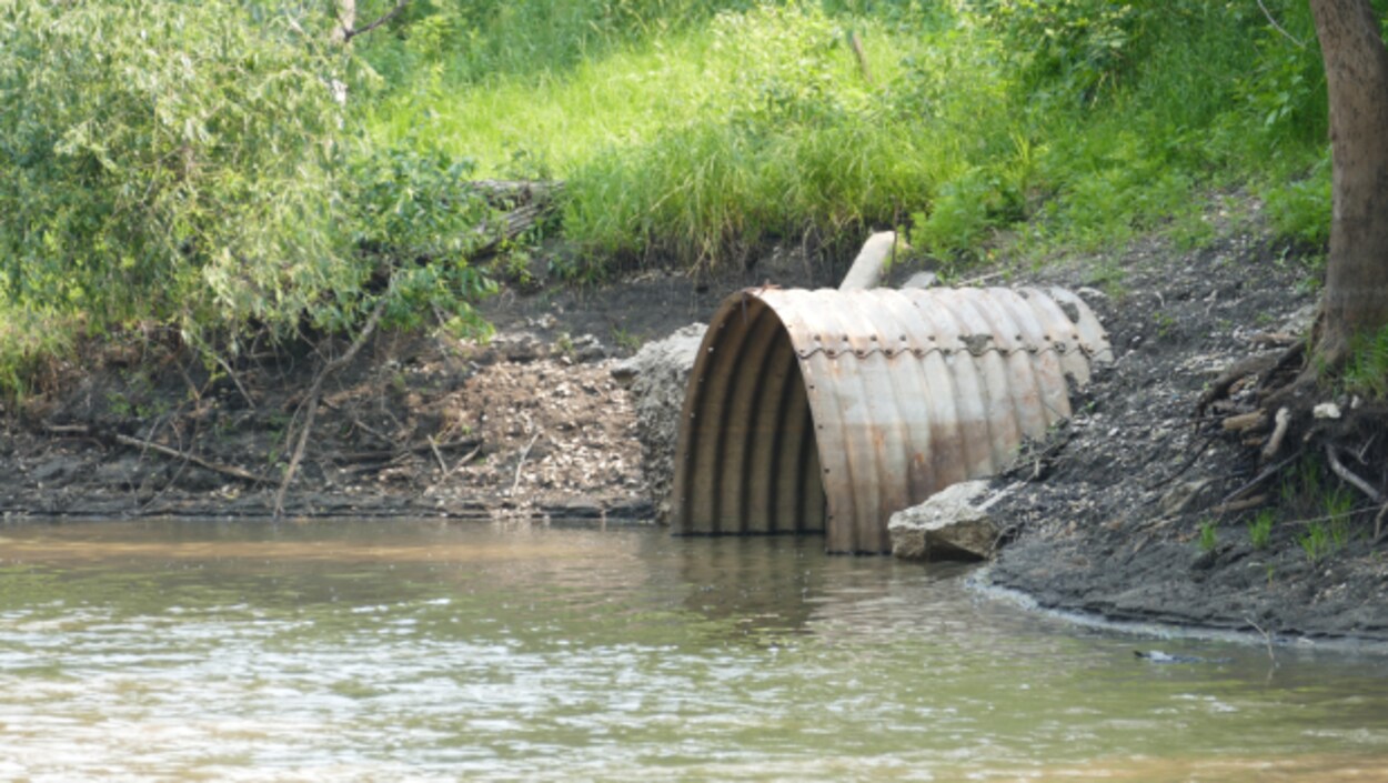 Plan moyen d'un débit d'eaux usées sur le bord d'une rivière.