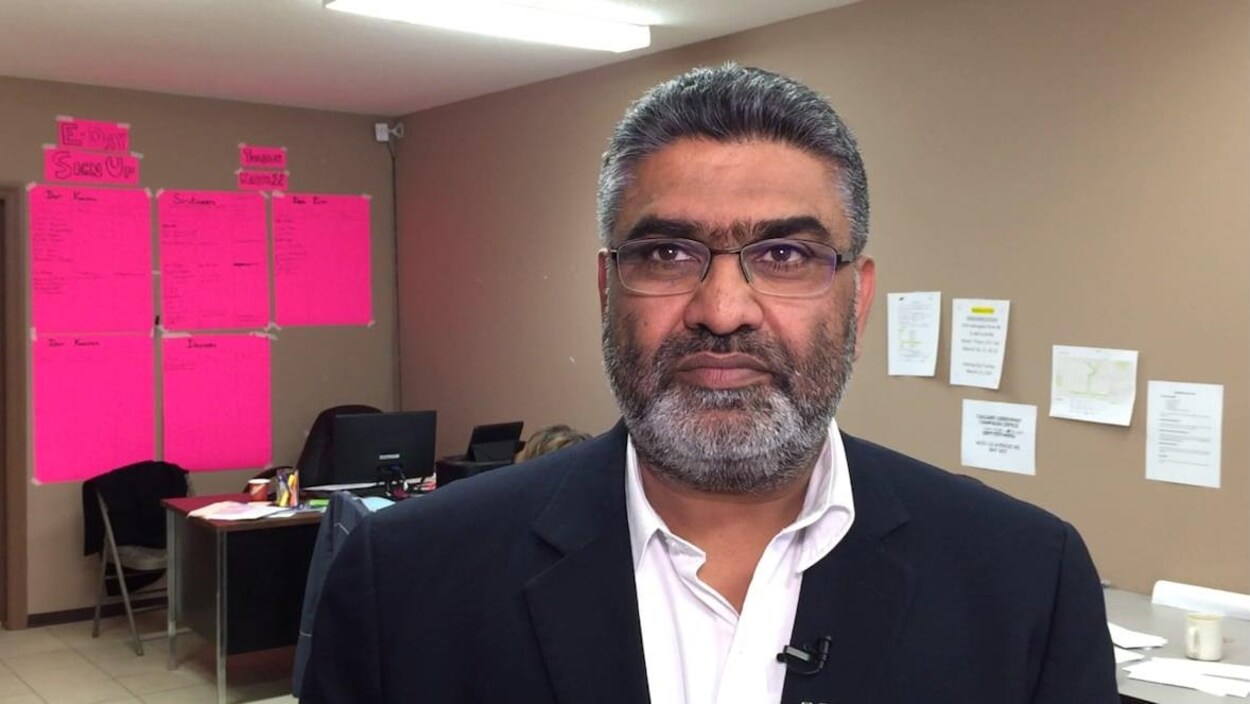 Devinder Toor se tient devant la caméra.