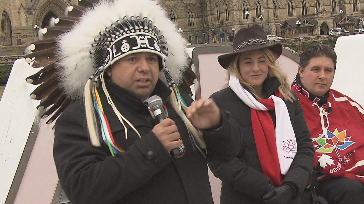 Il donne une conférence de presse sur la colline du Parlement à Ottawa