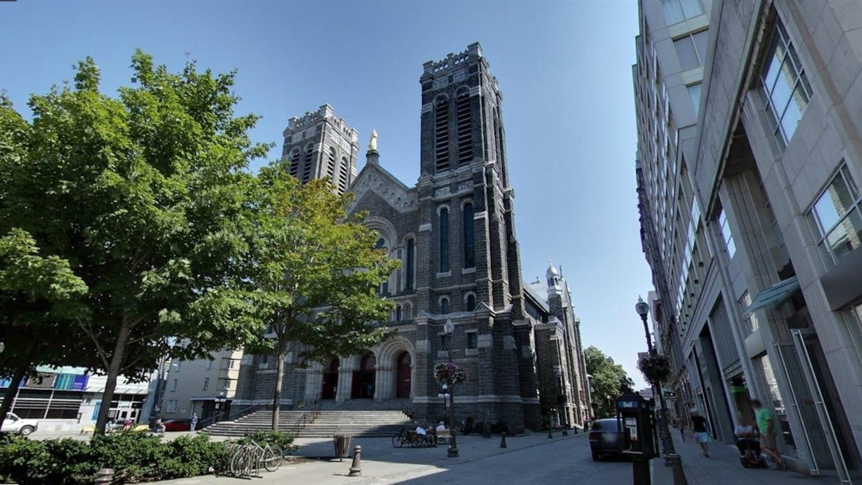 Église St-Roch sur la rue St-Joseph, à Québec Église St-Roch sur la rue St-Joseph, à Québec