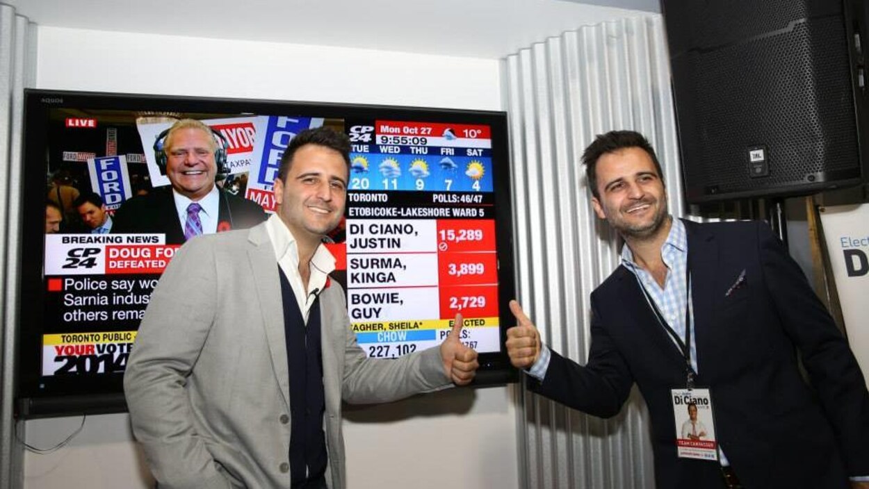Deux hommes devant une télévision.