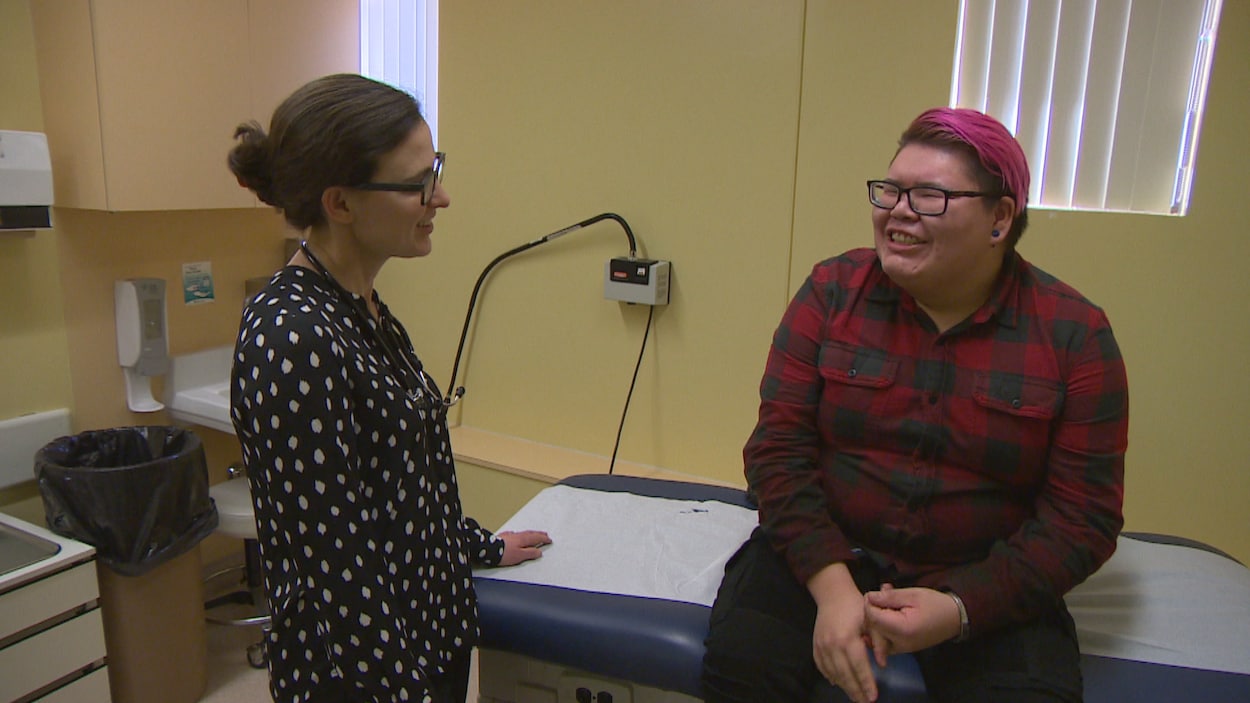 Antony Braden Nozicka-Spence et la Dre Dart sont dans une petite salle de consultation à l'hôpital.