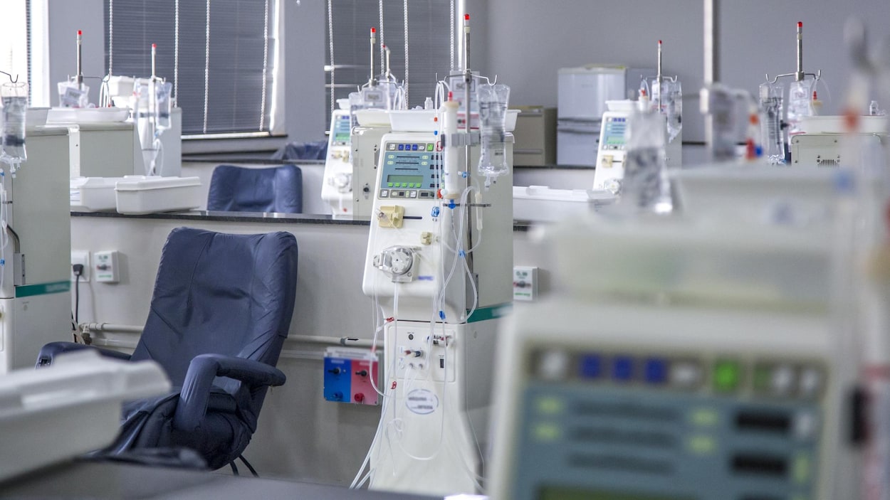 Équipement de dialyse en salle.