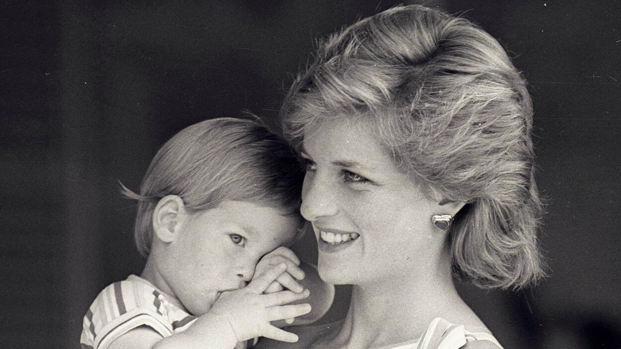 La princesse Diana tient le petit prince Harry dans ses bras.