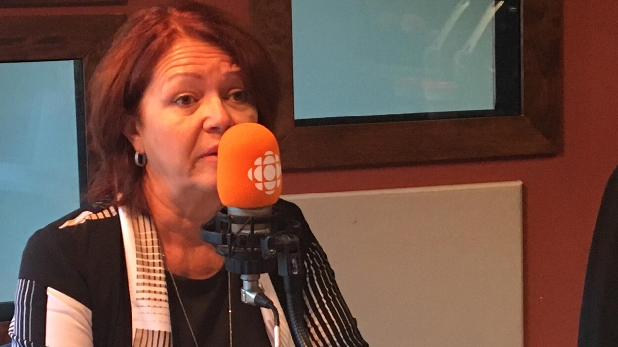 Diane Dallaire, mairesse de Rouyn-Noranda, dans les studios d'ICI Abitibi-Témiscamingue.