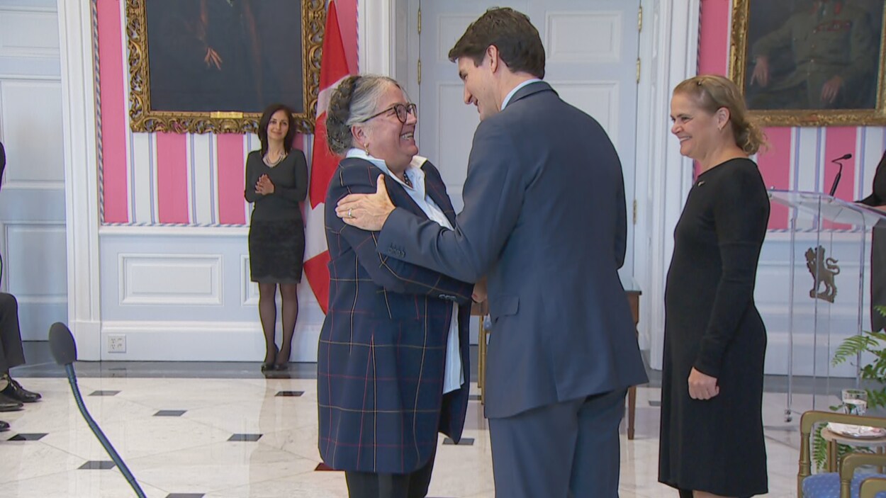 Diane Lebouthillier serre la main de Justin Trudeau.