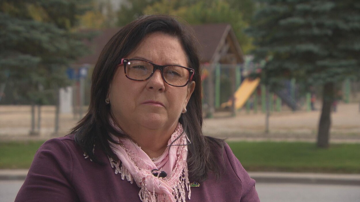 Diane Nault répond aux questions d'un journaliste.
