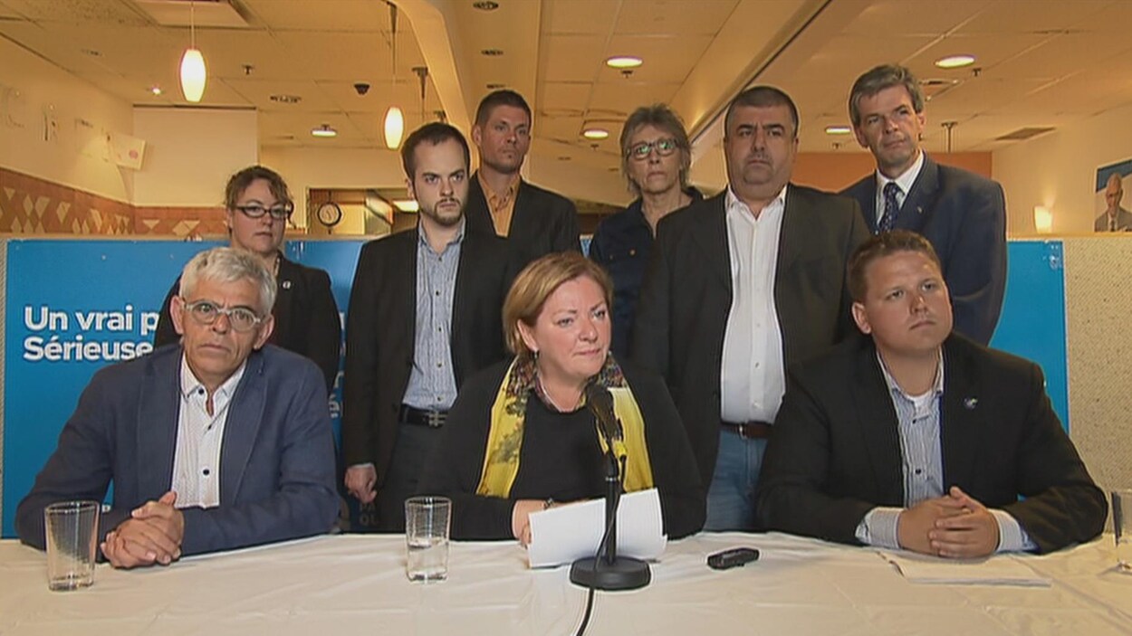 Diane Lavallée, candidate péquiste dans Taschereau, entourée de candidats du PQ à Québec Diane Lavallée, candidate péquiste dans Taschereau, entourée de candidats du PQ à Québec