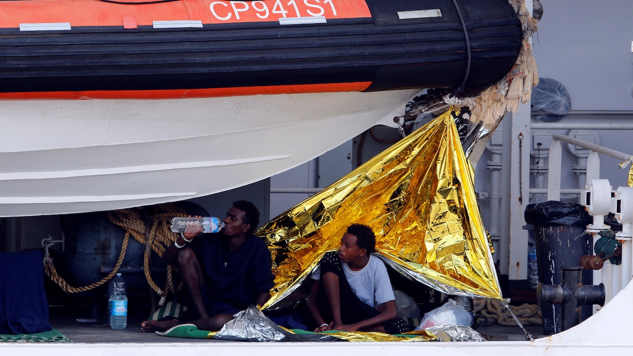 Des migrants attendent de pouvoir débarquer du navire le Diciotti en août 2018.