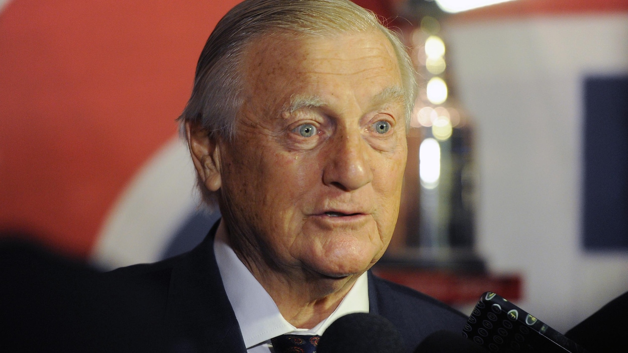 Dickie Moore en entrevue, en 2004. Dickie Moore en entrevue, en 2004.