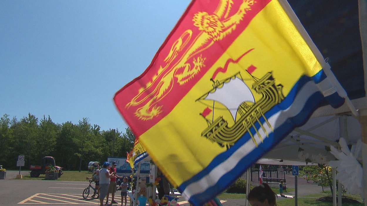 Un drapeau du Nouveau-Brunswick flotte.